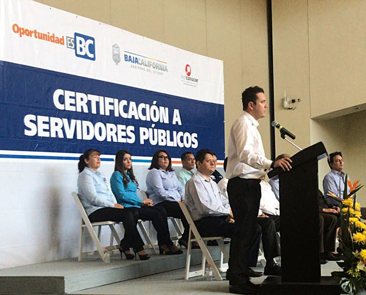 CONOCER y CENPRODE entregan 693 certificados de competencia laboral a servidores públicos de Baja California