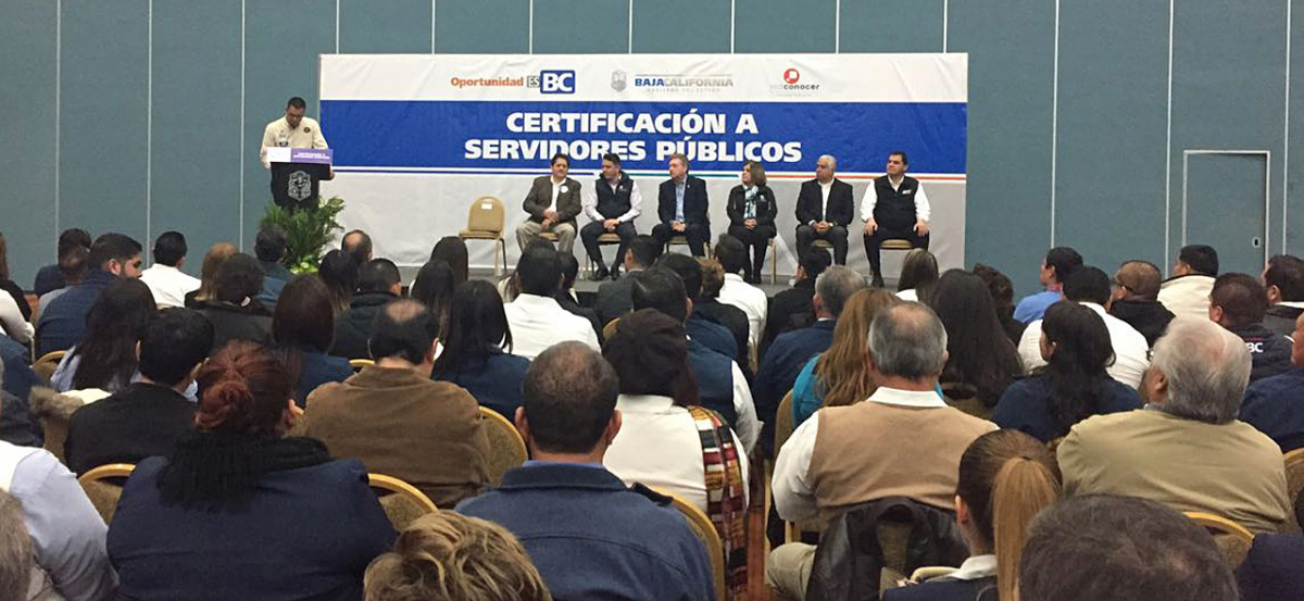 CONOCER y el Gobierno de Baja California entregan certificados a más de mil servidores públicos